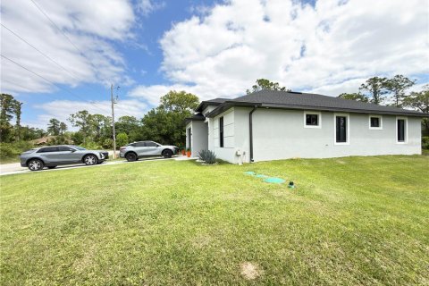 House in Lehigh Acres, Florida 3 bedrooms, 112.23 sq.m. № 2427055 - photo 5