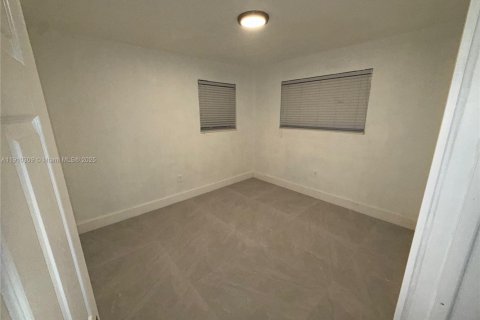 Villa ou maison à louer à Miami, Floride: 8 chambres, 316.24 m2 № 1969195 - photo 10