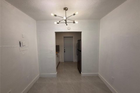 Villa ou maison à louer à Miami, Floride: 8 chambres, 316.24 m2 № 1969195 - photo 13