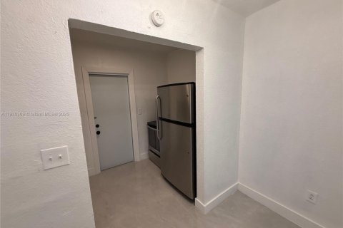 Villa ou maison à louer à Miami, Floride: 8 chambres, 316.24 m2 № 1969195 - photo 2