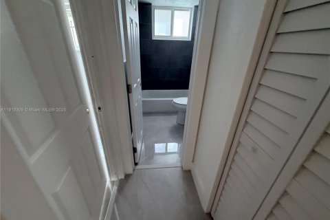 Villa ou maison à louer à Miami, Floride: 8 chambres, 316.24 m2 № 1969195 - photo 6