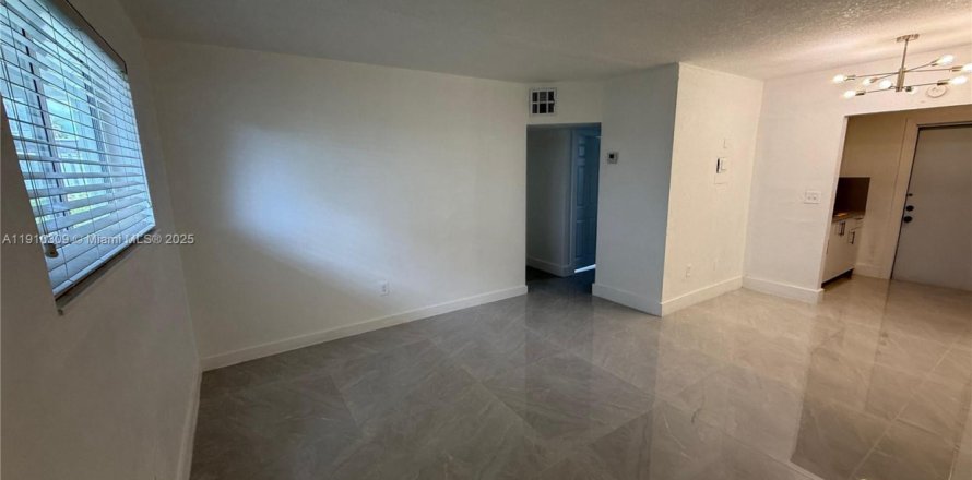 Villa ou maison à Miami, Floride 8 chambres, 316.24 m2 № 1969195