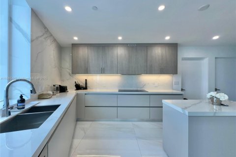 Copropriété à louer à Sunny Isles Beach, Floride: 3 chambres, 216.18 m2 № 1981652 - photo 10