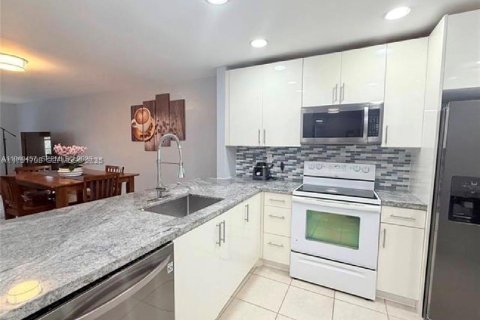 Купить кондоминиум в Плантация, Флорида 2 спальни, 118.91м2, № 2005709 - фото 11