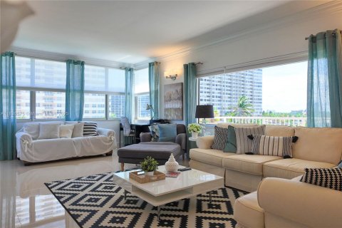 Copropriété à vendre à Hallandale Beach, Floride: 3 chambres, 165.37 m2 № 1939991 - photo 1