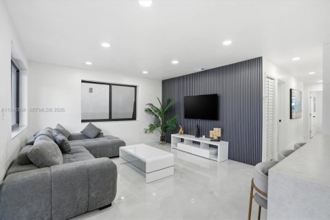Casa en venta en Miami, Florida, 3 dormitorios, 97.55 m2 № 2002798 - foto 2