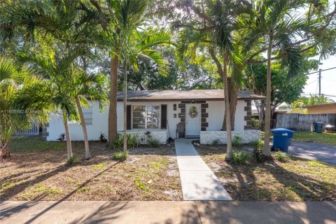 Casa en venta en Miami Gardens, Florida, 3 dormitorios, 104.52 m2 № 1981434 - foto 1
