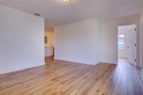 Casa en venta en Miami Gardens, Florida, 3 dormitorios, 104.52 m2 № 1981434 - foto 12