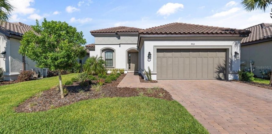House in Palmetto, Florida 3 bedrooms, 194.91 sq.m. № 2222841