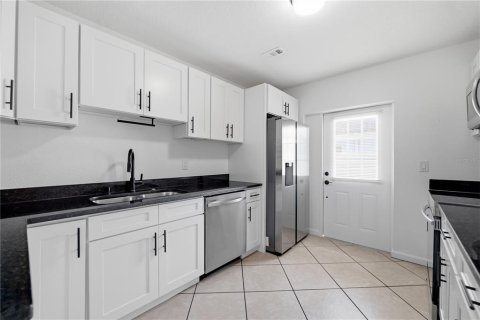 House in Brandon, Florida 5 bedrooms, 206.06 sq.m. № 2126891 - photo 17