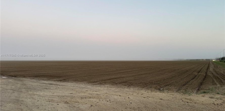 Commercial property in Miami, Florida № 1934033