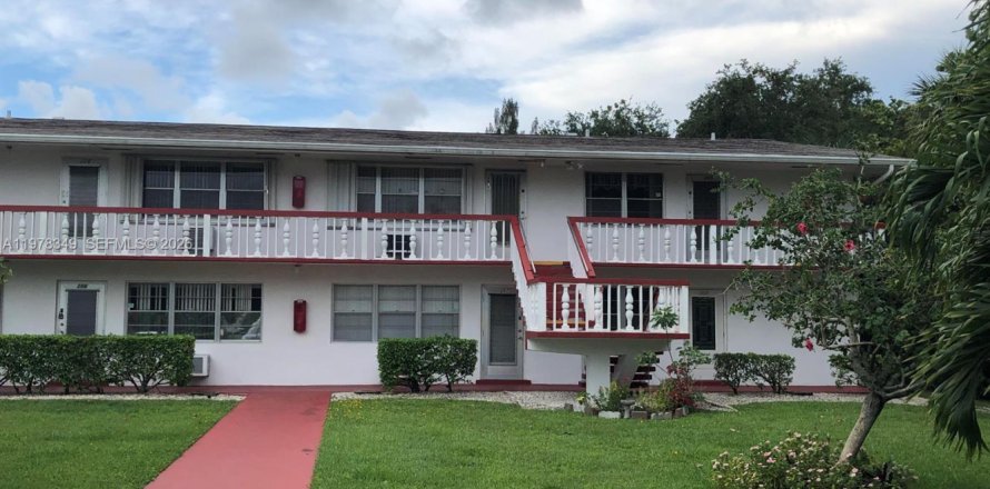 Condominio en West Palm Beach, Florida, 2 dormitorios  № 2042143