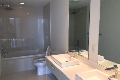 Condominio en alquiler en Miami, Florida, 1 dormitorio, 73.58 m2 № 2012952 - foto 3