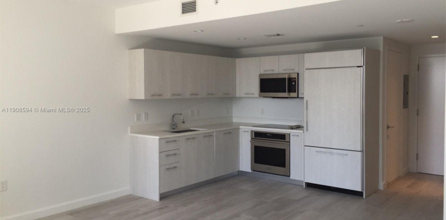 Condominio en Miami, Florida, 1 dormitorio  № 2012952