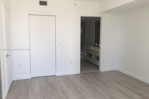Condominio en alquiler en Miami, Florida, 1 dormitorio, 73.58 m2 № 2012952 - foto 2