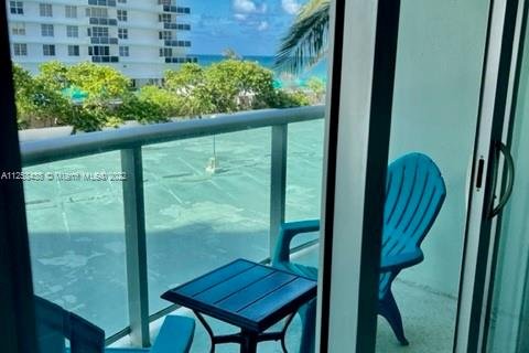 Condo in Hollywood, Florida, 1 bedroom  № 1934950 - photo 2