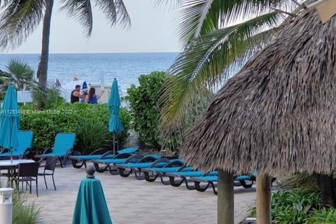 Condo in Hollywood, Florida, 1 bedroom  № 1934950 - photo 19