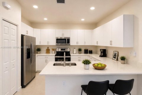 Touwnhouse à louer à Hialeah Gardens, Floride: 3 chambres, 153.29 m2 № 2084233 - photo 5