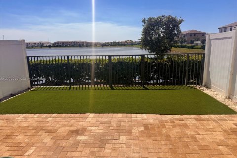 Touwnhouse à louer à Hialeah Gardens, Floride: 3 chambres, 153.29 m2 № 2084233 - photo 17