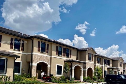 Touwnhouse à louer à Hialeah Gardens, Floride: 3 chambres, 153.29 m2 № 2084233 - photo 1