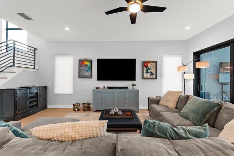House in Tampa, Florida 5 bedrooms, 307.79 sq.m. № 1805380 - photo 8