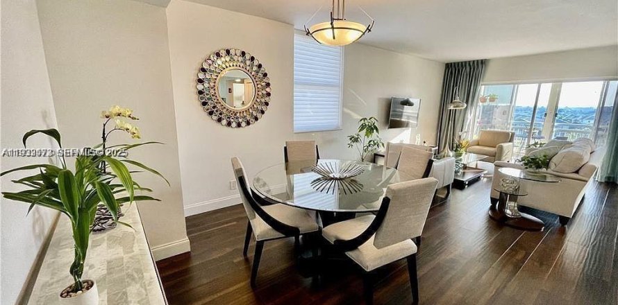 Condominio en Hollywood, Florida, 2 dormitorios  № 1991424