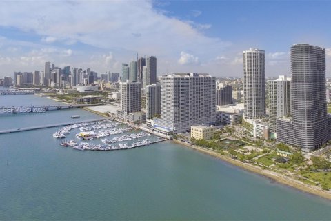 Condo in Miami, Florida, 1 bedroom  № 2394461 - photo 2