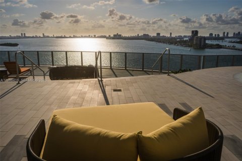 Condo in Miami, Florida, 1 bedroom  № 2394461 - photo 8