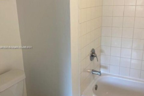 Townhouse in Miami, Florida 3 bedrooms, 106.84 sq.m. № 1936772 - photo 4