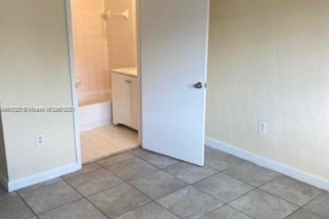 Townhouse in Miami, Florida 3 bedrooms, 106.84 sq.m. № 1936772 - photo 2