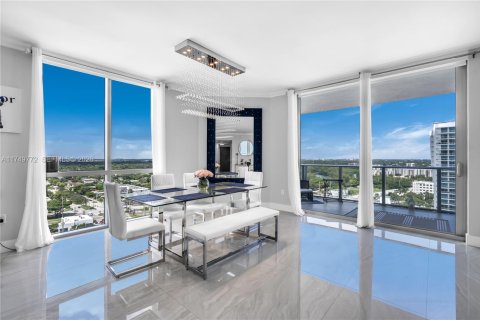 Condo in North Miami Beach, Florida, 2 bedrooms № 2244248 - photo 13