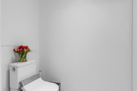 Condo in North Miami Beach, Florida, 2 bedrooms № 2244248 - photo 23