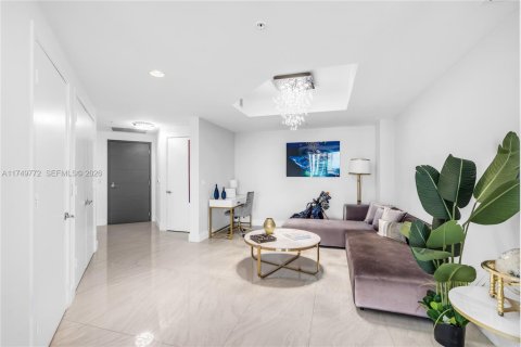 Condo in North Miami Beach, Florida, 2 bedrooms № 2244248 - photo 8
