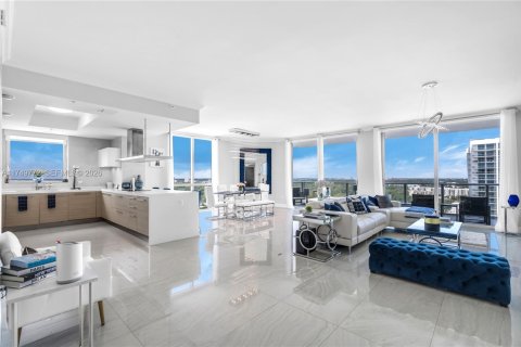 Condo in North Miami Beach, Florida, 2 bedrooms № 2244248 - photo 2
