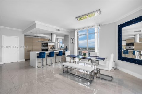 Condo in North Miami Beach, Florida, 2 bedrooms № 2244248 - photo 12