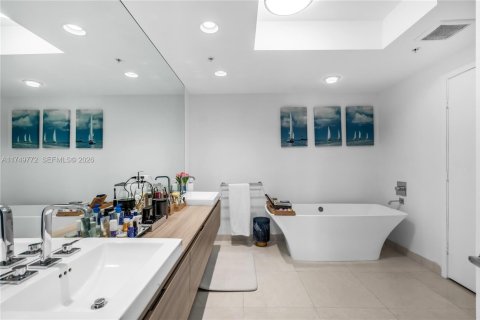 Condo in North Miami Beach, Florida, 2 bedrooms № 2244248 - photo 21
