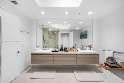 Condo in North Miami Beach, Florida, 2 bedrooms № 2244248 - photo 20
