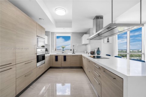 Condo in North Miami Beach, Florida, 2 bedrooms № 2244248 - photo 11