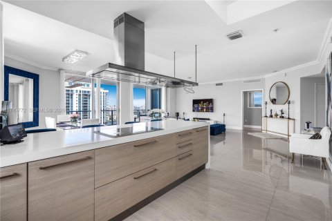 Condo in North Miami Beach, Florida, 2 bedrooms № 2244248 - photo 10