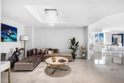 Condo in North Miami Beach, Florida, 2 bedrooms № 2244248 - photo 9