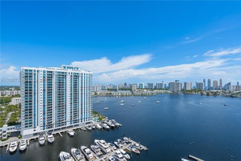 Condo in North Miami Beach, Florida, 2 bedrooms № 2244248 - photo 3