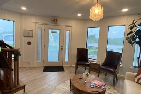 Propiedad comercial en alquiler en Ruskin, Florida, 477.98 m2 № 1806570 - foto 2