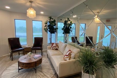 Propiedad comercial en alquiler en Ruskin, Florida, 477.98 m2 № 1806570 - foto 1