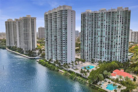 Condominio en venta en Aventura, Florida, 2 dormitorios, 275.92 m2 № 2032407 - foto 7