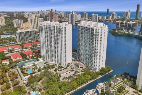 Condominio en venta en Aventura, Florida, 2 dormitorios, 275.92 m2 № 2032407 - foto 9
