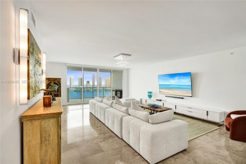 Condominio en venta en Aventura, Florida, 2 dormitorios, 275.92 m2 № 2032407 - foto 13