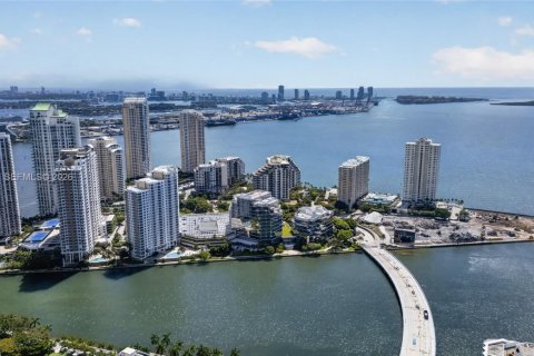 Condominio en Miami, Florida, 1 dormitorio  № 2250497