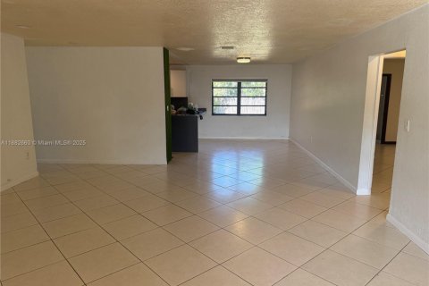 Villa ou maison à vendre à Miami, Floride: 4 chambres, 189.24 m2 № 1931443 - photo 18