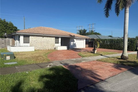 Villa ou maison à vendre à Miami, Floride: 4 chambres, 189.24 m2 № 1931443 - photo 2