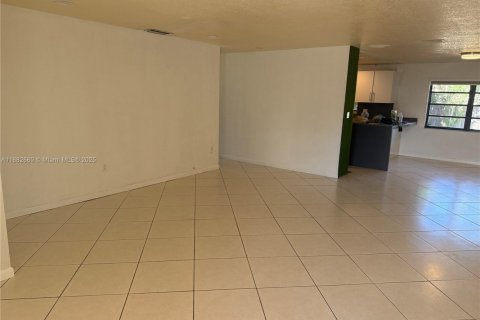 Villa ou maison à vendre à Miami, Floride: 4 chambres, 189.24 m2 № 1931443 - photo 19
